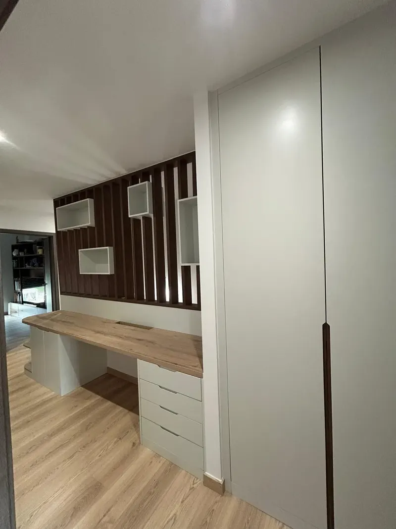 Placard gris toute hauteur et bureau sur mesure dans un couloir