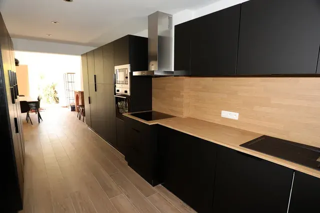 Cuisine noire avec crédence effet bois