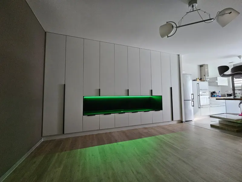 Long meuble TV mural blanc avec éclairage LED
