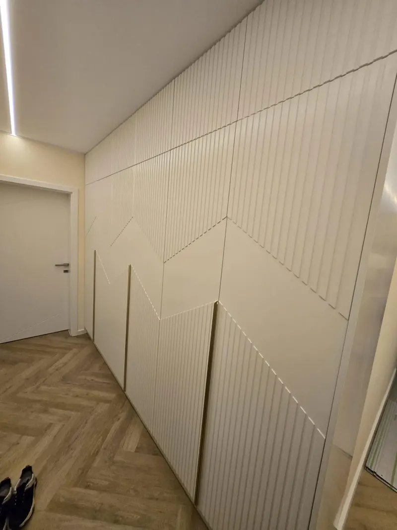 Dressing toute hauteur aux façades blanches à relief géométrique