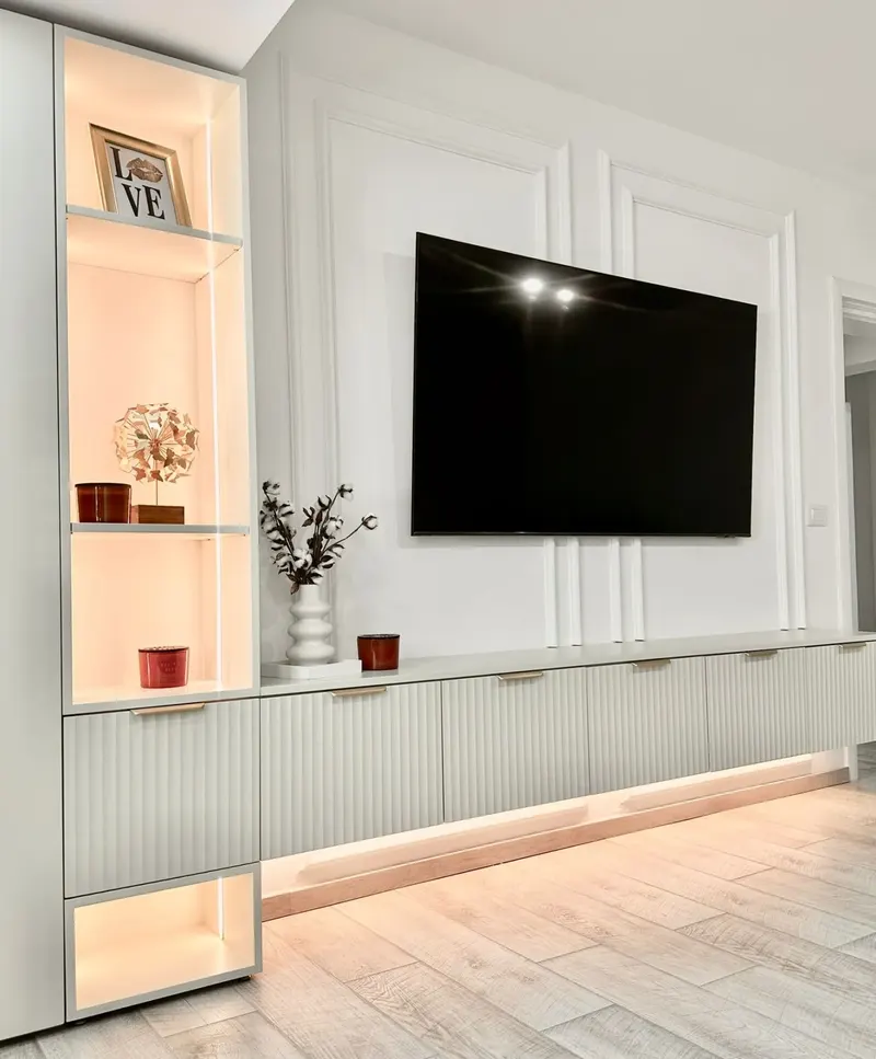 Meuble TV blanc avec vitrines éclairées